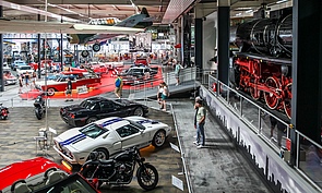 Blick in eine Ausstellungshalle des Technik Museums Sinsheim mit historischen Fahrzeugen.